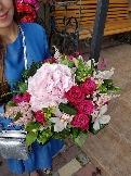 Подарочный букет из гортензии, цимбидиума, роз и декоративной зелени.