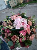 Сборный букет из гортензии. гвоздик, кустовой розы, матиоллы и декоративной зелени