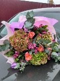 Букет с гортензией, розами, альстромерии, декоративной зелени